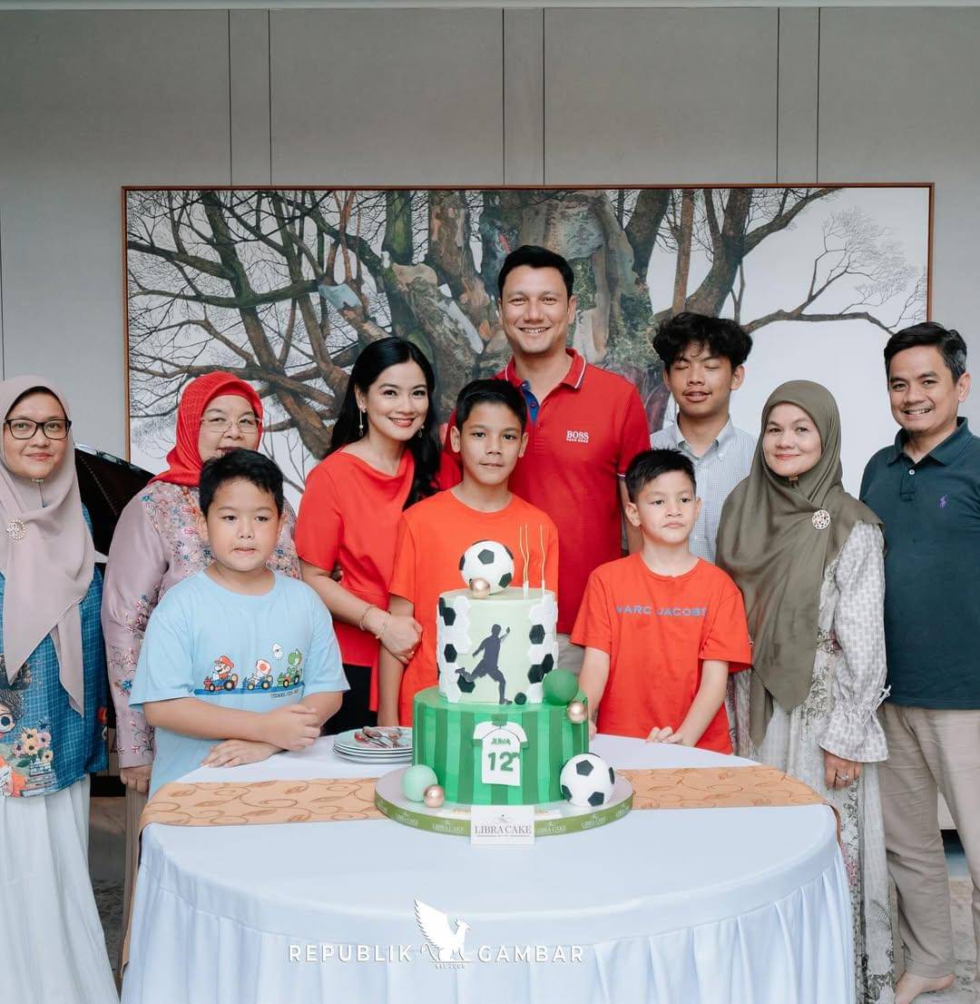 momen ulang tahun ke-12 Juna 