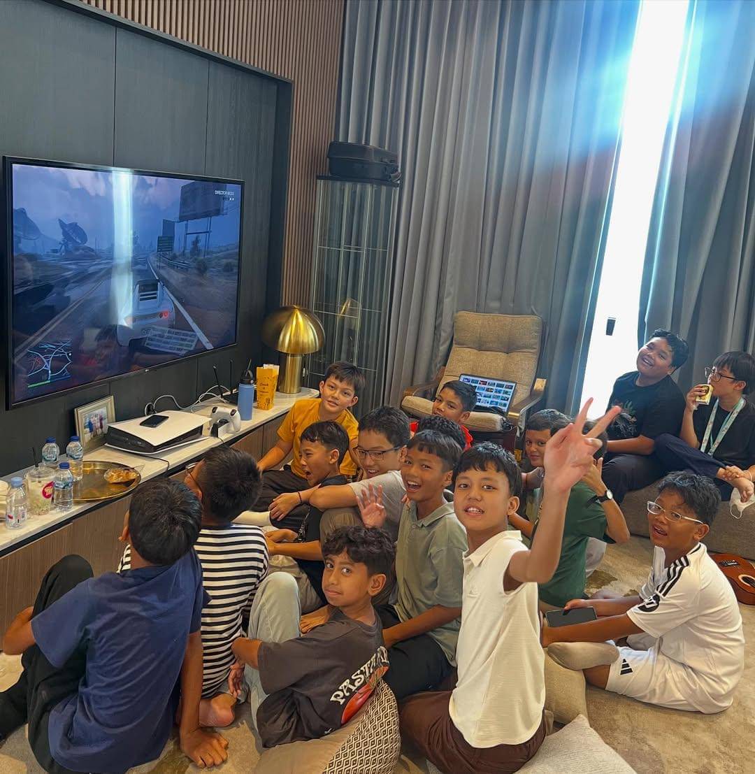 momen ulang tahun ke-12 Juna 