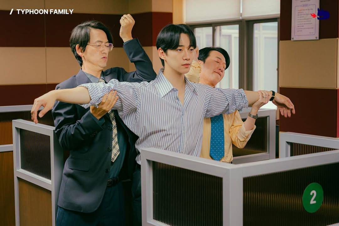 cuplikan drakor Typhoon Family