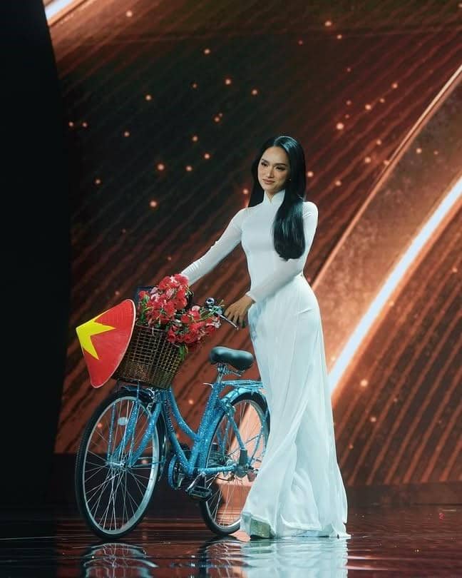 kostum nasional Miss Universe Vietnam 2025