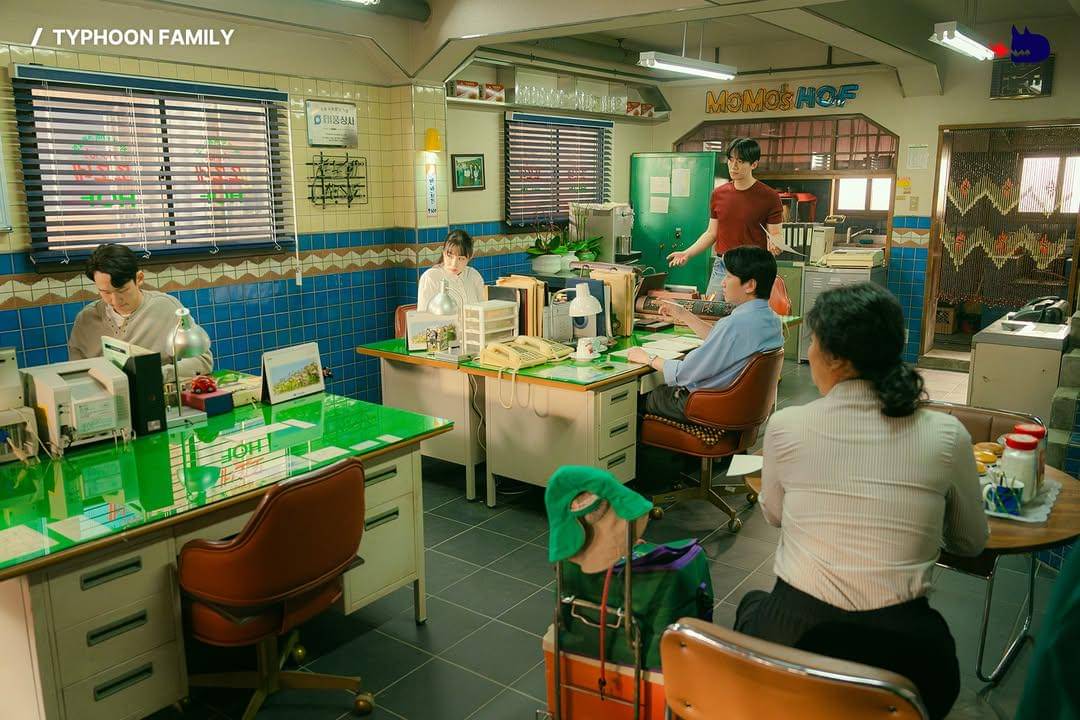 cuplikan drakor Typhoon Family 