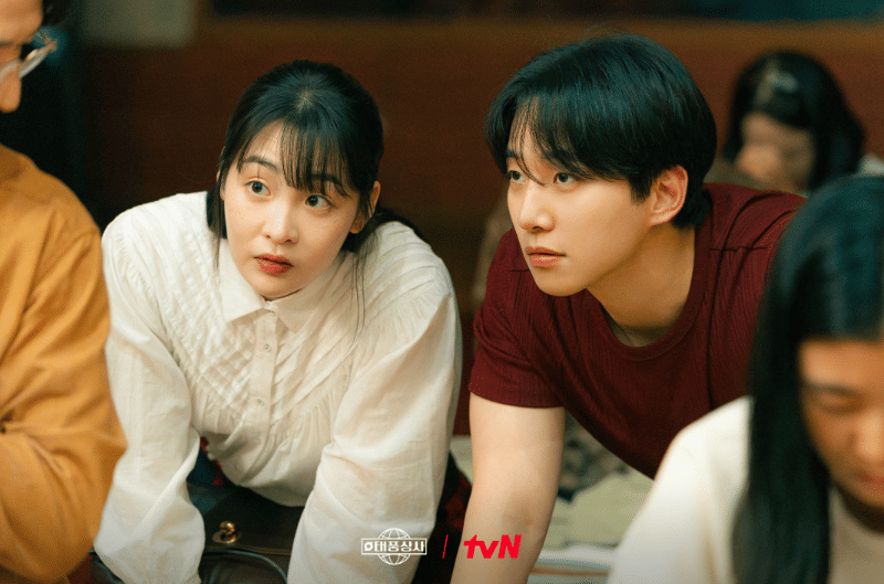 Kim Min Ha dan Lee Jun Ho di drama Typhoon Family