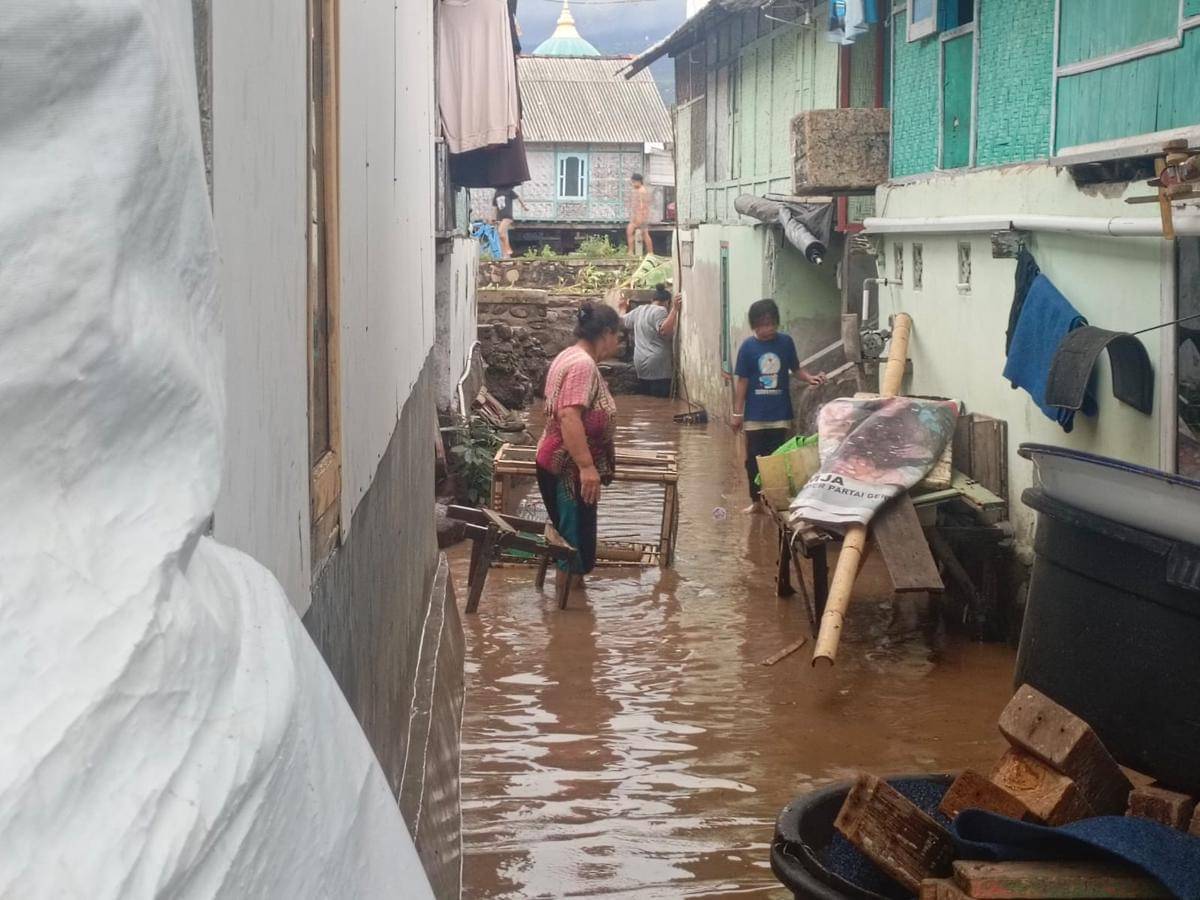 Jembatan putus akibat banjir di kecamatan Suela, Lotim.