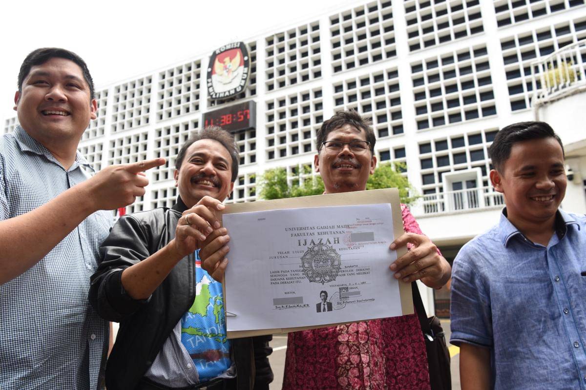 Pakar Telematika Roy Suryo (kedua kiri) bersama Pengamat Kebijakan Publik Bonatua Silalahi (kedua kanan) memperlihatkan salinan foto copy ijazah presiden ke-7 RI Joko Widodo yang dilegalisir ketika mendaftar sebagai capres pada Pemilu 2014 di Komisi Pemilihan Umum (KPU), Jakarta, Jumat (24/10/2025). (ANTARA FOTO/Indrianto Eko Suwarso)