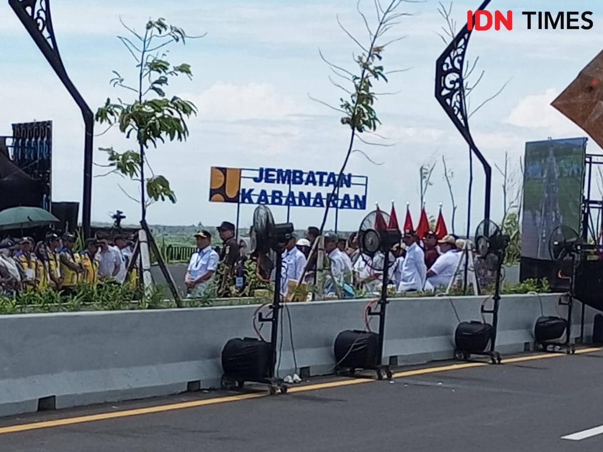 Tiang lampu Jembatan Kabanaran patah. 