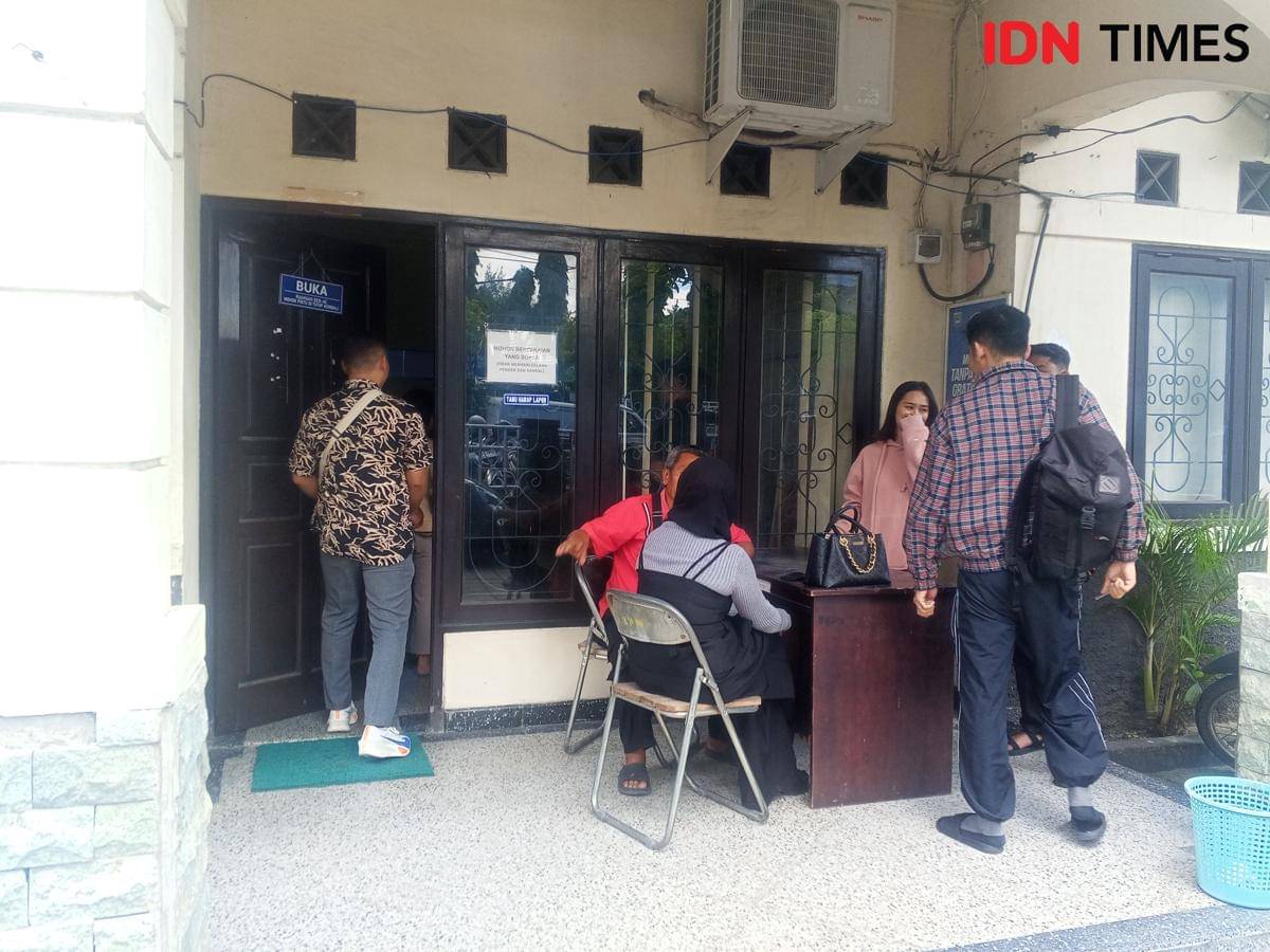 Sejumlah mantan pegawai Hotel Grand Legi Mataram menerima pesangon