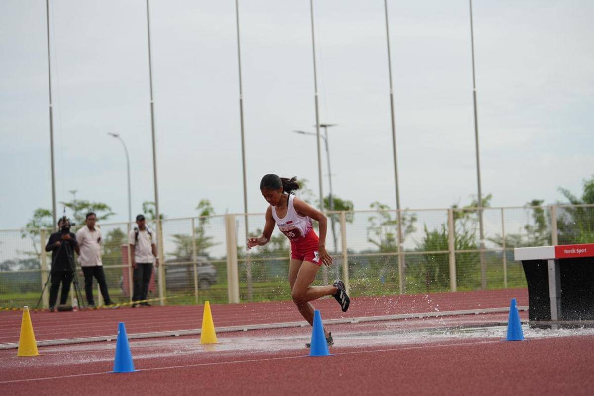 Kesia Sihotang saat beraksi di nomor lari halang rintang Kejuaraan Atletik ASEAN U-18 dan U-20 di Stadion Madya Atletik Sumut (dok.Pemprov Sumut)