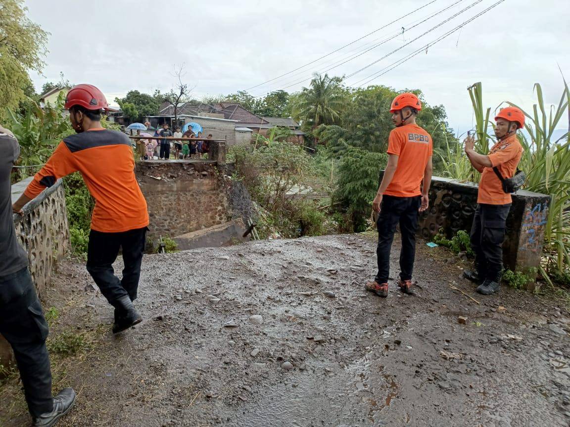Jembatan putus akibat banjir di kecamatan Suela, Lotim.