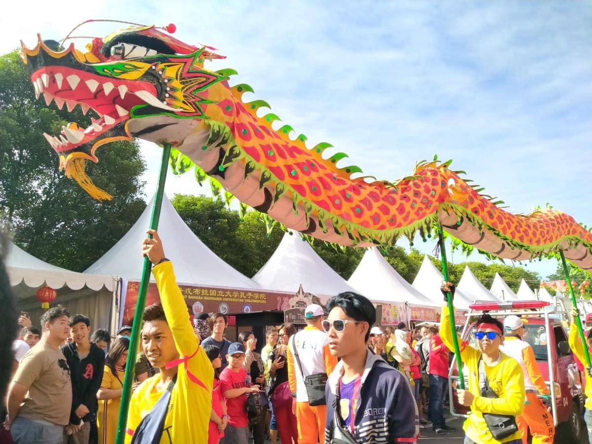 Atraksi naga di Pontianak.