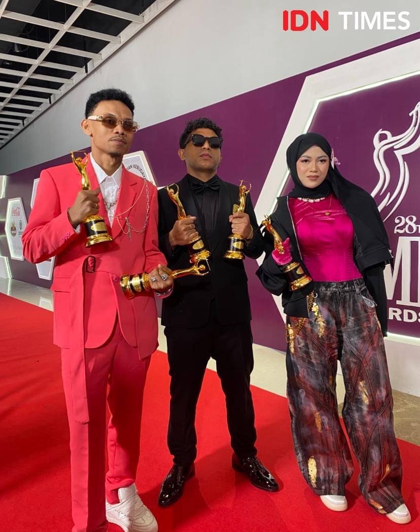 potret artis di red carpet AMI Awards 2025