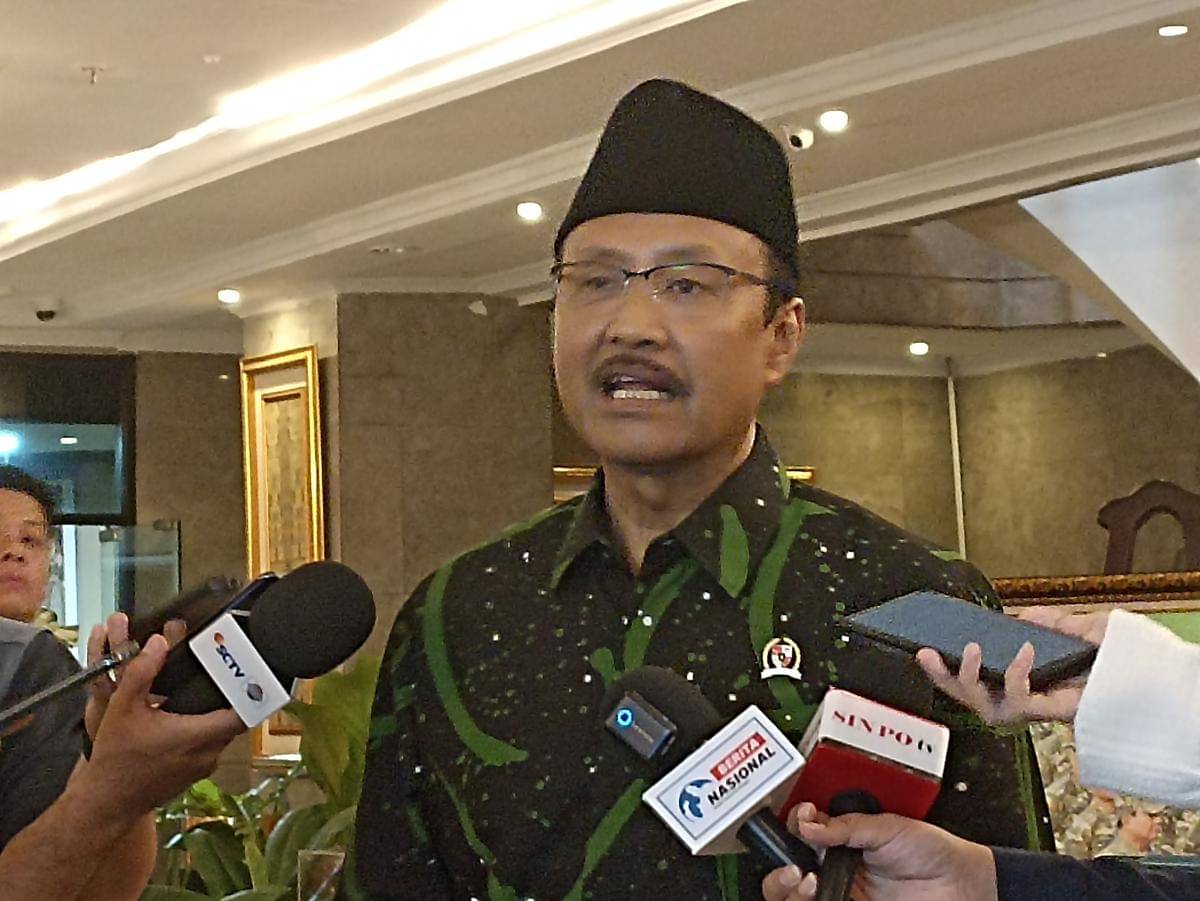 Menteri Sosial Syaifullah Yusuf di Gedung Kemensos, Selasa (18/11/2025)/ IDN Times Dini Suciatiningrum 