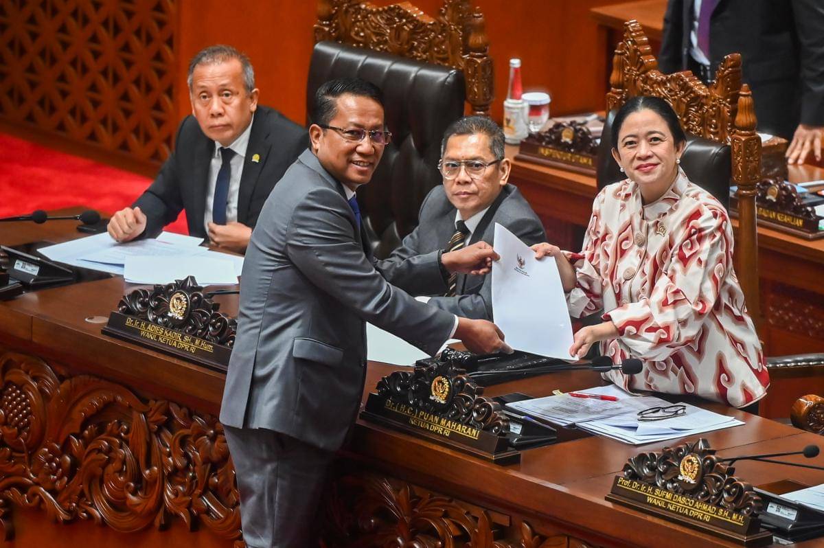 Menteri Hukum Supratman Andi Agtas (kedua kiri) menyerahkan berkas pendapat akhir kepada Ketua DPR Puan Maharani (kanan) yang disaksikan oleh Wakil Ketua DPR Adies Kadir (kedua kanan) dan Saan Mustopa (kiri) pada Rapat Paripurna ke-8 DPR RI Masa Persidangan II Tahun Sidang 205-2026 di Kompleks Parlemen, Senayan, Jakarta, Selasa (18/11/2025). (ANTARA FOTO/Rivan Awal Lingga)