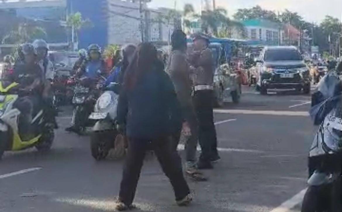 Kericuhan terjadi saat personel Satlantas Polres Maros mengatur arus lalu lintas di Jalan Sam Ratulangi, depan SMPN 1 Maros, Selasa (18/11/2025) pagi. (Dok. Polres Maros)