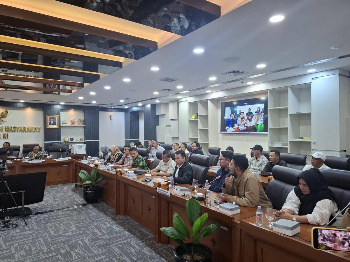 Pedagang thrifting Pasar Senen Jakarta mengadu ke DPR keluhkan rencana pemerintah yang mau berantas usaha impor pakaian bekas. (IDN Times/Amir Faisol)