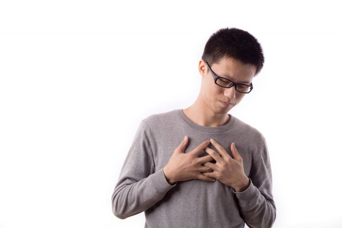 Seorang laki-laki mengalami nyeri dada.