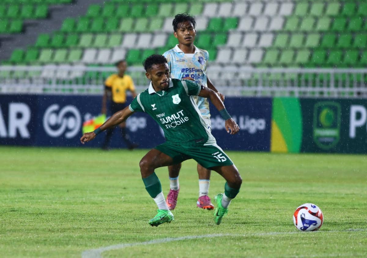 Penyerang sayap PSMS Ari Maring saat duel dengan PSPS di Stadion Utama Sumut, Rabu (19/11/2025) (IDN Times/Doni Hermawan)