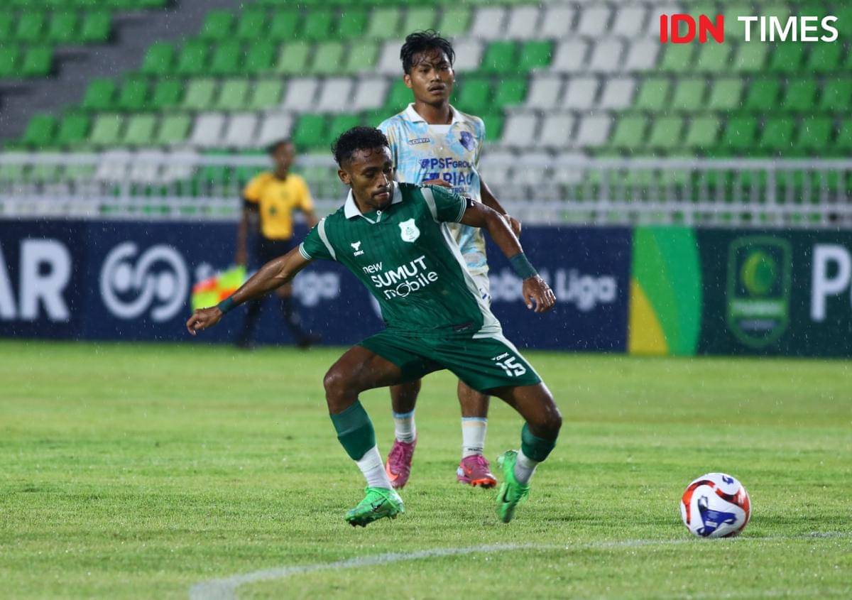 Penyerang sayap PSMS Ari Maring saat duel dengan PSPS di Stadion Utama Sumut, Rabu (19/11/2025) (IDN Times/Doni Hermawan)