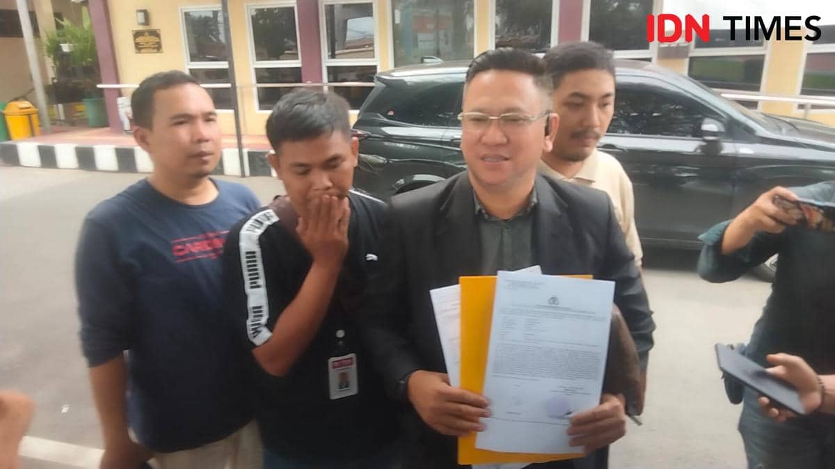 Romadon bersama Kuasa Hukumnya Mardiansyah melapor ke polisi usai dihalangi dalam peliputan