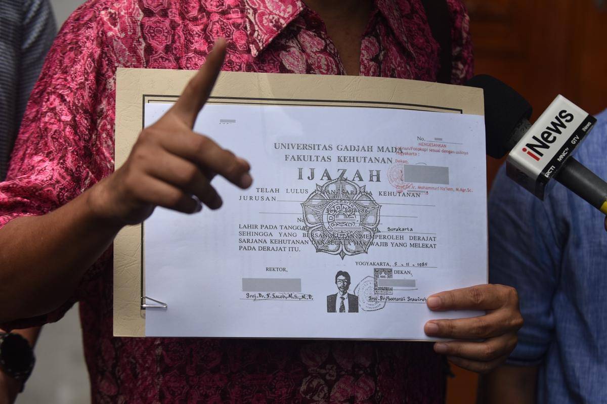 Salinan foto copy ijazah presiden ke-7 RI Joko Widodo yang dilegalisir ketika mendaftar sebagai capres pada Pemilu 2014 di Komisi Pemilihan Umum (KPU), Jakarta. (ANTARA FOTO/Indrianto Eko Suwarso)