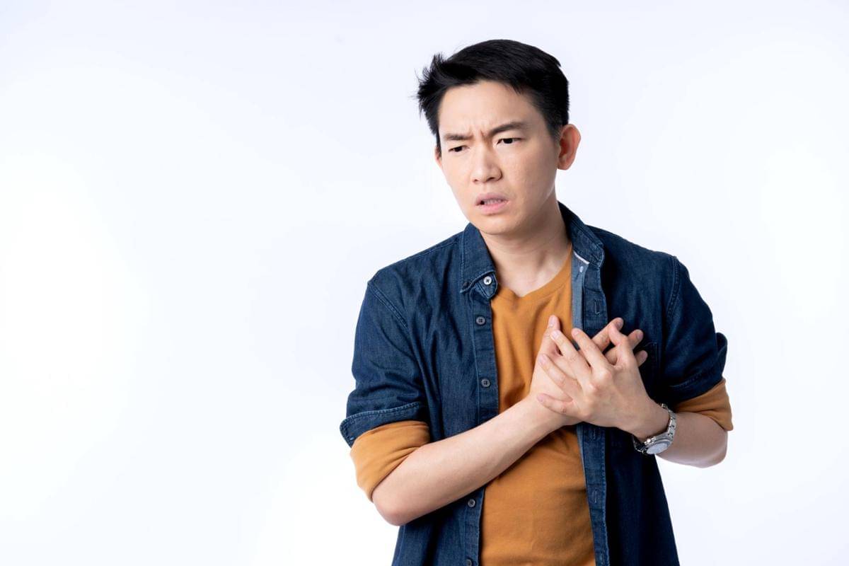 Seorang laki-laki mengalami gejala nyeri dada. Bisa karena heartburn, bisa juga karena masalah jantung.