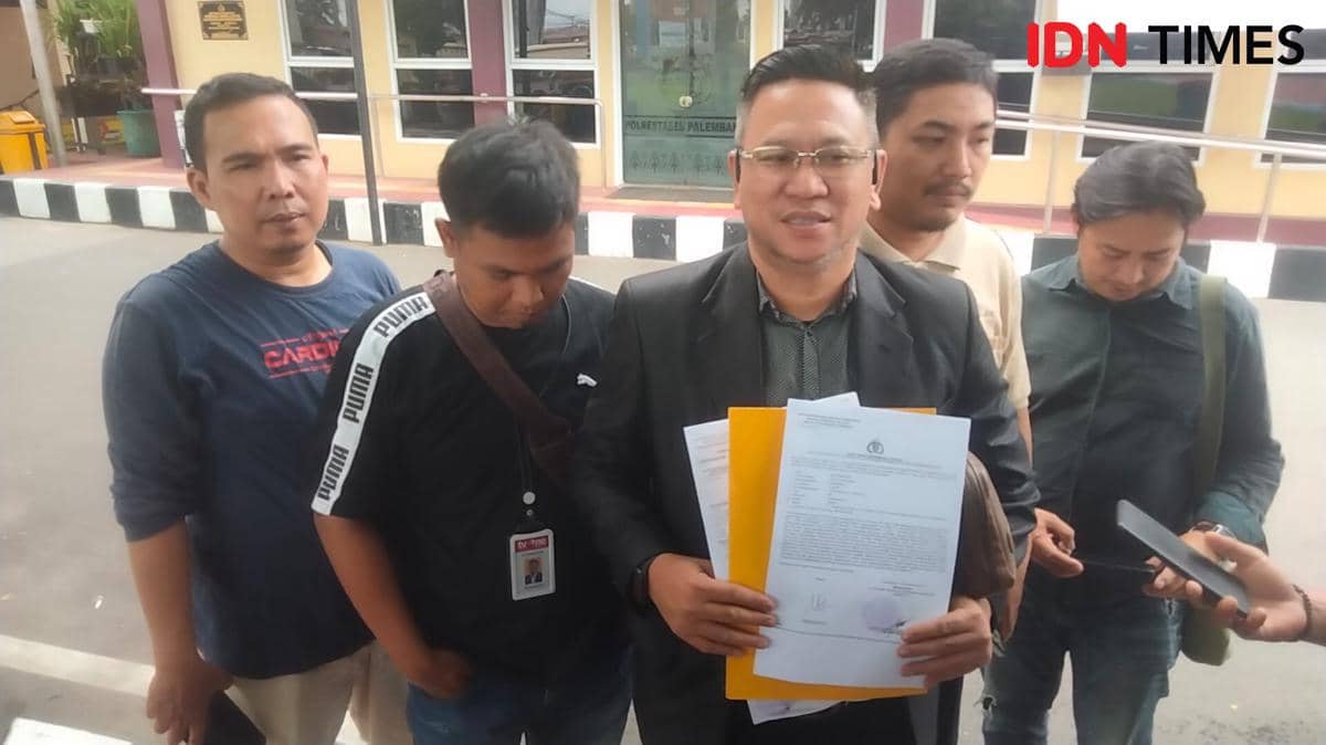 Romadon bersama Kuasa Hukumnya Mardiansyah melapor ke polisi usai dihalangi dalam peliputan