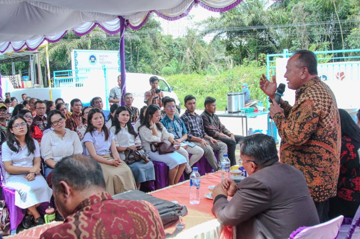 Ketua Yayasan Holong Ondolan Indonesia Emas Hendri Simamora meluncurkan SPPG di Pakkat Hauagong, Sabtu (15/11/2025) (dok.Holong Ondolan)