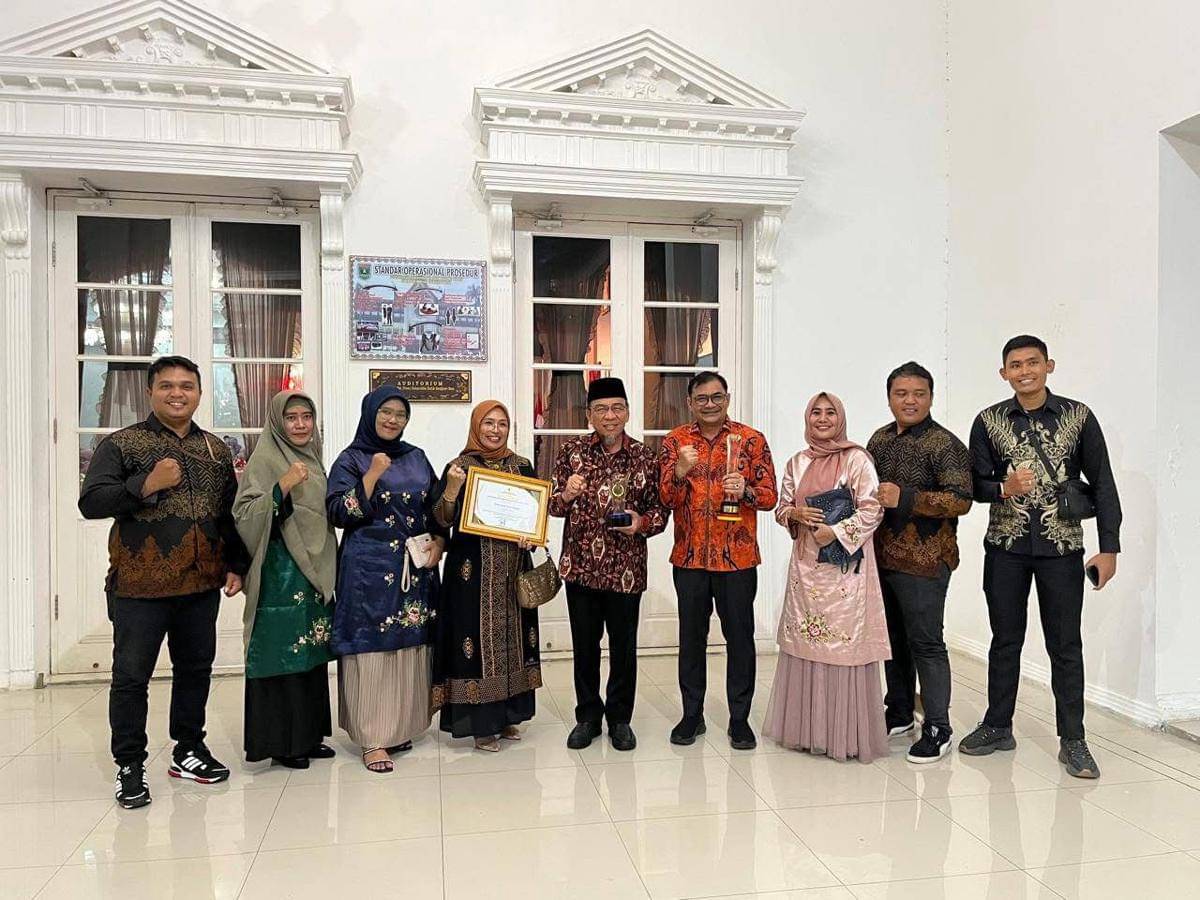 Pegawai Pemkot Padang berfoto bersama usai menerima penghargaan dengan Wakil Wali Kota Padang.