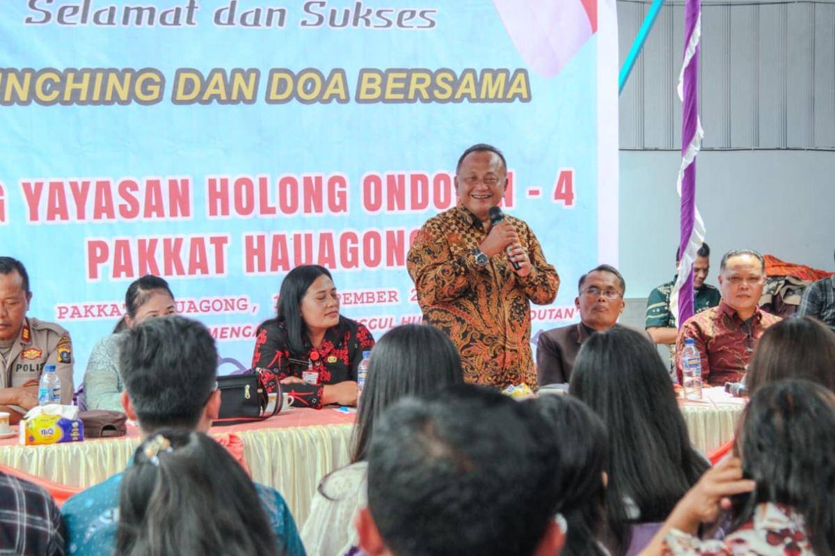 Ketua Yayasan Holong Ondolan Indonesia Emas Hendri Simamora meluncurkan SPPG di Pakkat Hauagong, Sabtu (15/11/2025) (dok.Holong Ondolan)