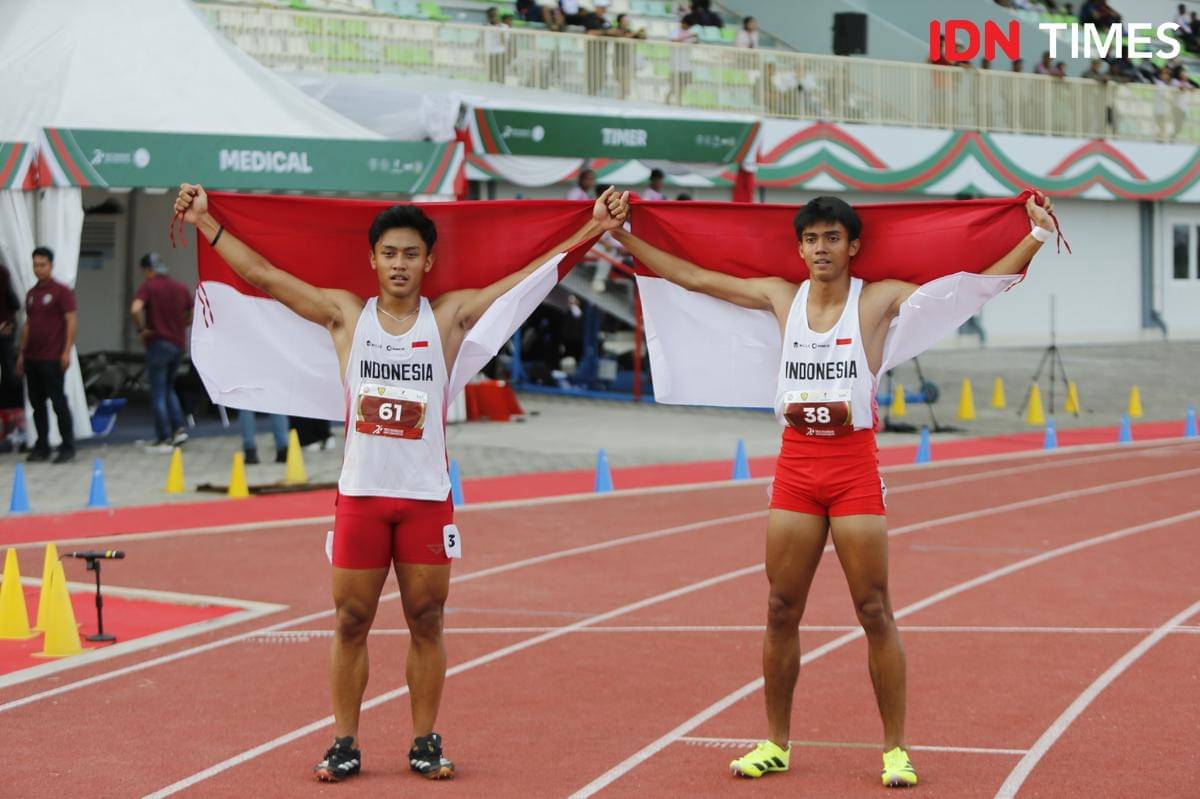 Dua atlet Indonesia usai meraih emas dan perunggu di Kejuaraan Atletik ASEAN U-18 dan U-20 di Stadion Madya Atletik Sumut (IDN Times/Doni Hermawan)