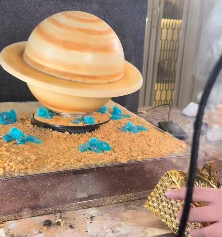 Tasyi Athasyia bikin kue AI planet Saturnus