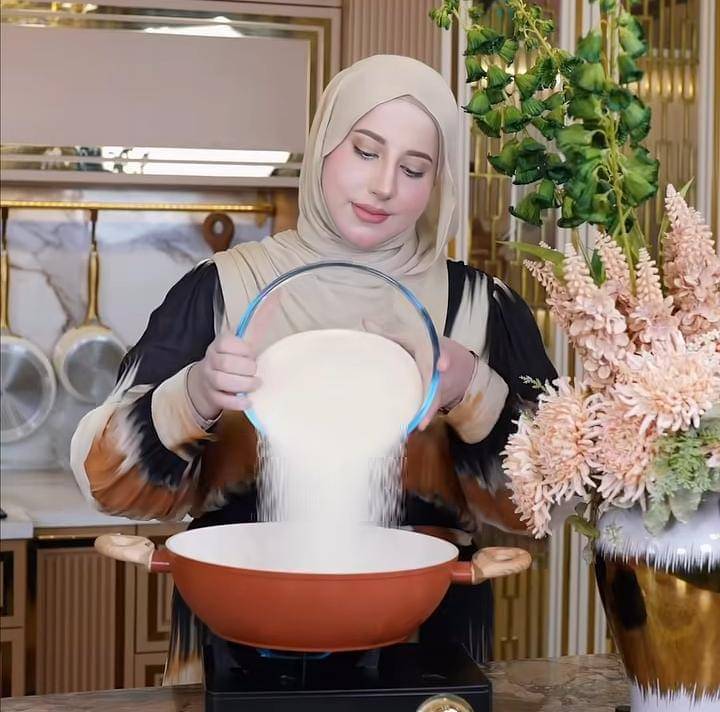 Tasyi Athasyia bikin kue AI planet Saturnus