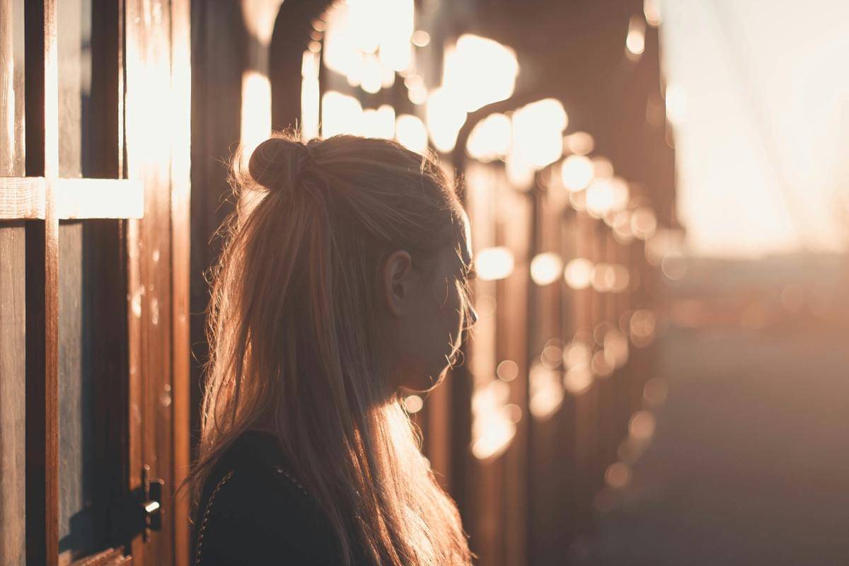 ilustrasi seseorang sedang merenung 