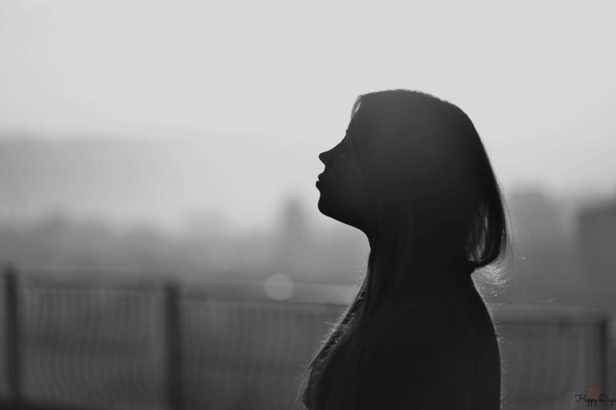 ilustrasi seseorang sedang merenung