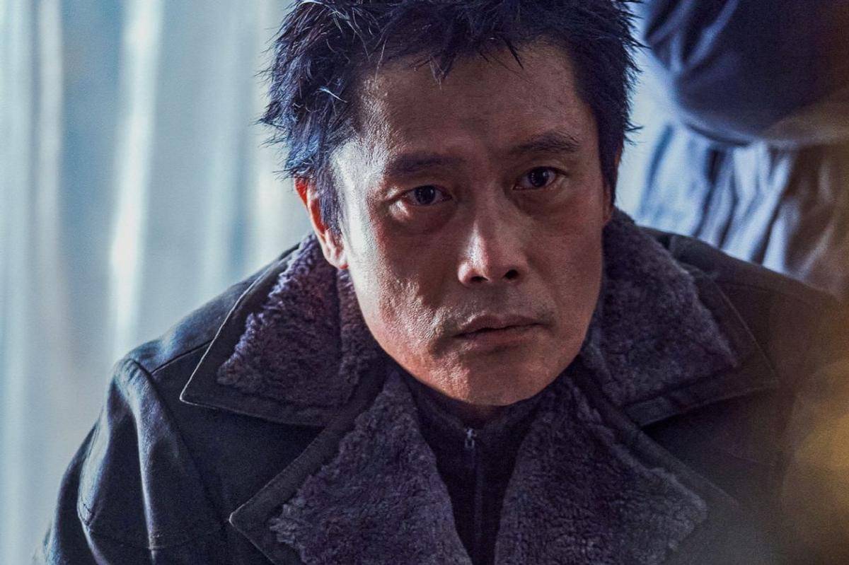 Lee Byung Hun di film Concrete Utopia