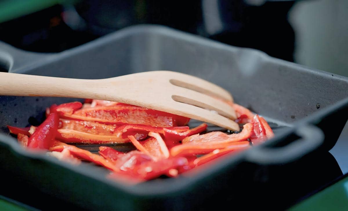 ilustrasi teflon dan alat masak bahan kayu