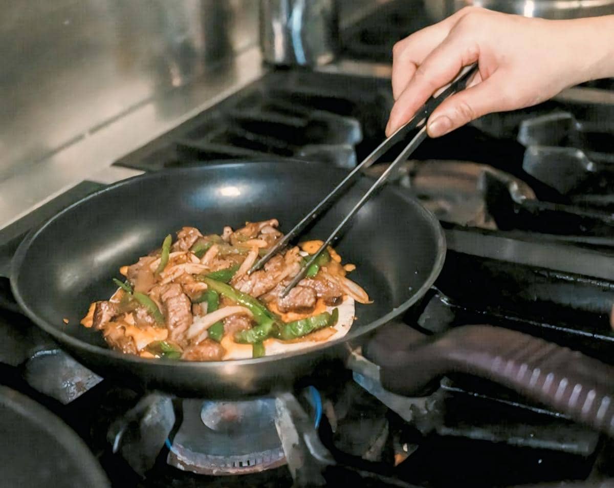 ilustrasi memasak menggunakan teflon