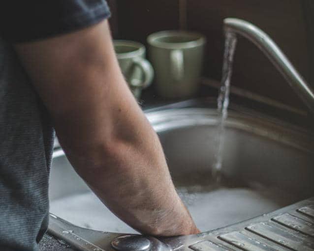 ilustrasi merendam cangkir