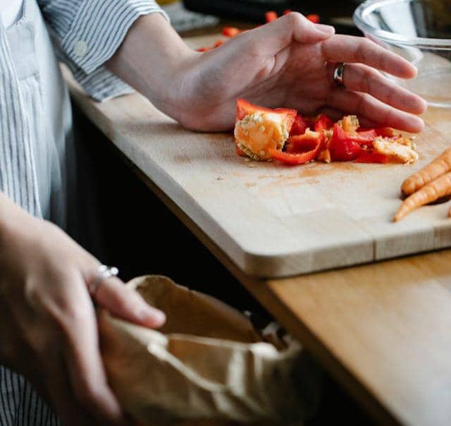 ilustrasi membuang sisa makanan