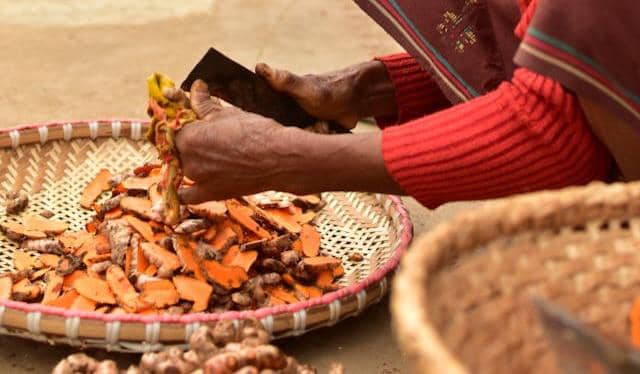 ilustrasi mengupas kunyit