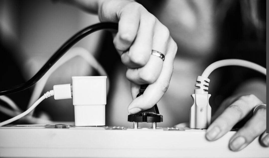 ilustrasi mencabut kabel dari stop kontak