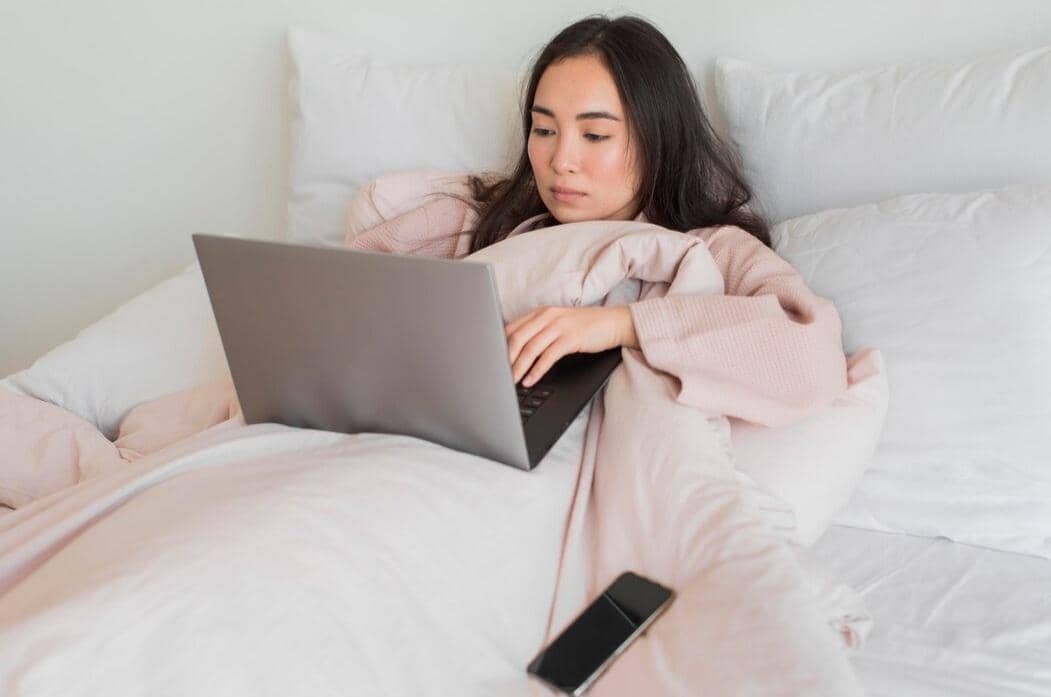 ilustrasi main laptop di kasur