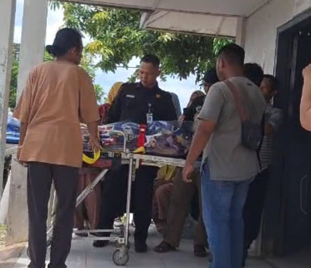 Proses pengantaran jenazah guru di OKU ke rumah duka.