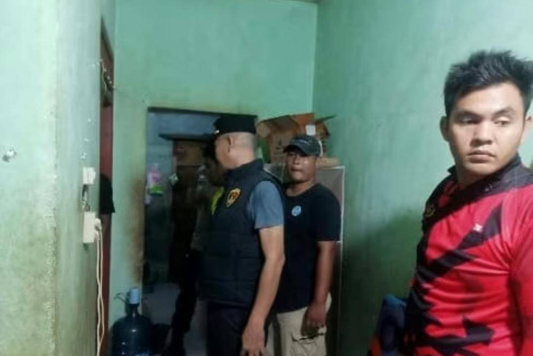 Polisi melakukan olah TKP guru ditemukan tewas di kosan.