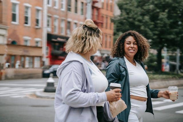 Ilustrasi berbincang di jalan 