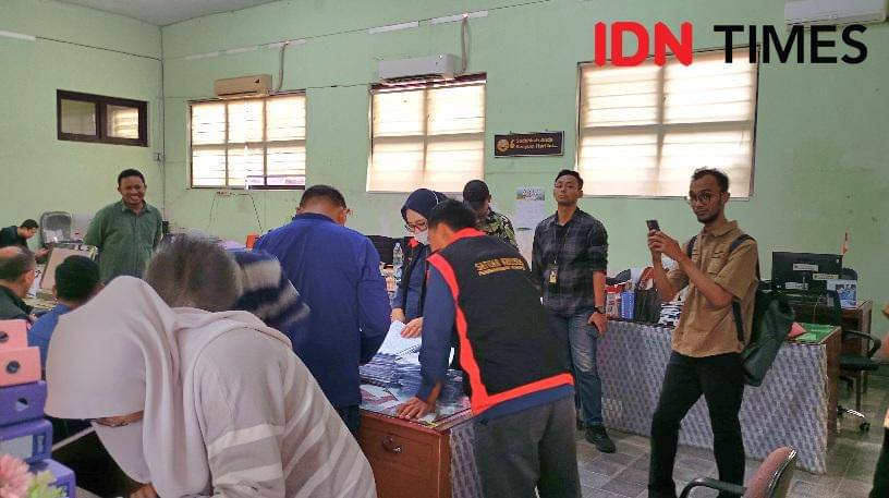 Tim Kejati Sulsel saat melalukan penggeledahan di kantor Dinas Tanaman Pangan, Hortikultura dan Perkebunan (TPHBun) Sulsel pada Kamis (20/11/2025) siang. IDN Times / Darsil Yahya
