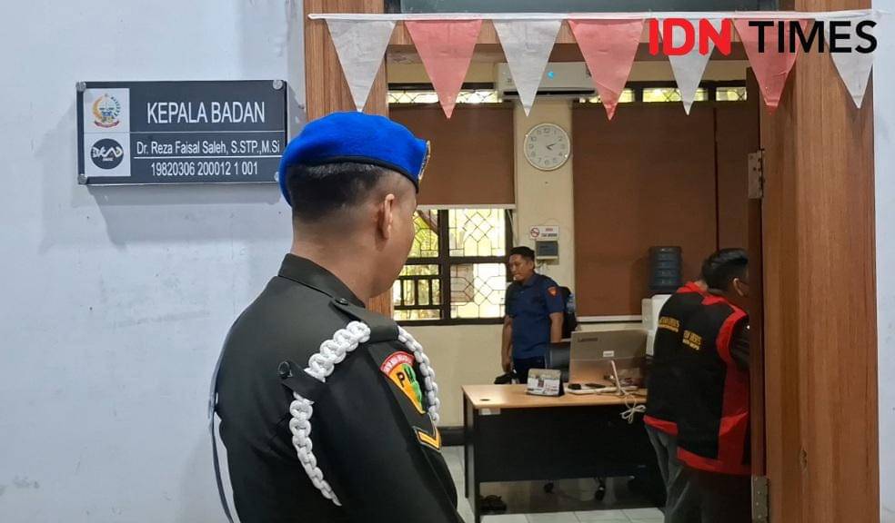 Anggota PM berdiri di depan ruangan Kepala Bandan Keuangan dan Aset Daerah Provinsi Sulsel, Reza Faisal Saleh yang terletak di lantai 2 Kantor Gubernur Sulsel Jalan Urip Sumoharjo, Kamis (20/11/2025). IDN Times / Darsil Yahya