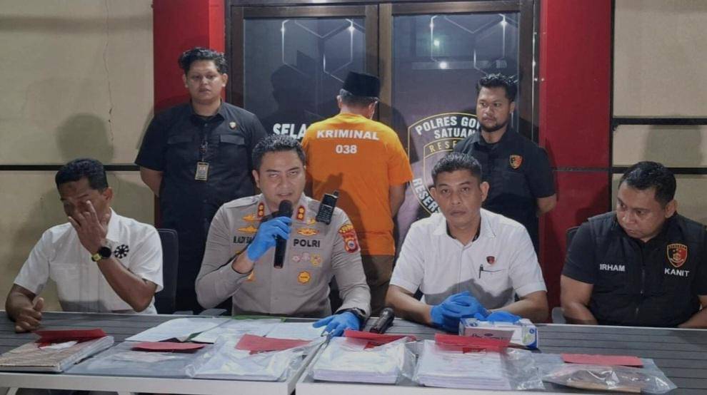Kapolres Gowa, AKBP Muhammad Aldy Sulaiman saat melakukan konferensi pers pengungkapan kasus dugaan pungutan liar program PTSL yang menyeret mantan Lurah Tombolo sebagai tersangka. (Dok. Humas Polres Gowa)