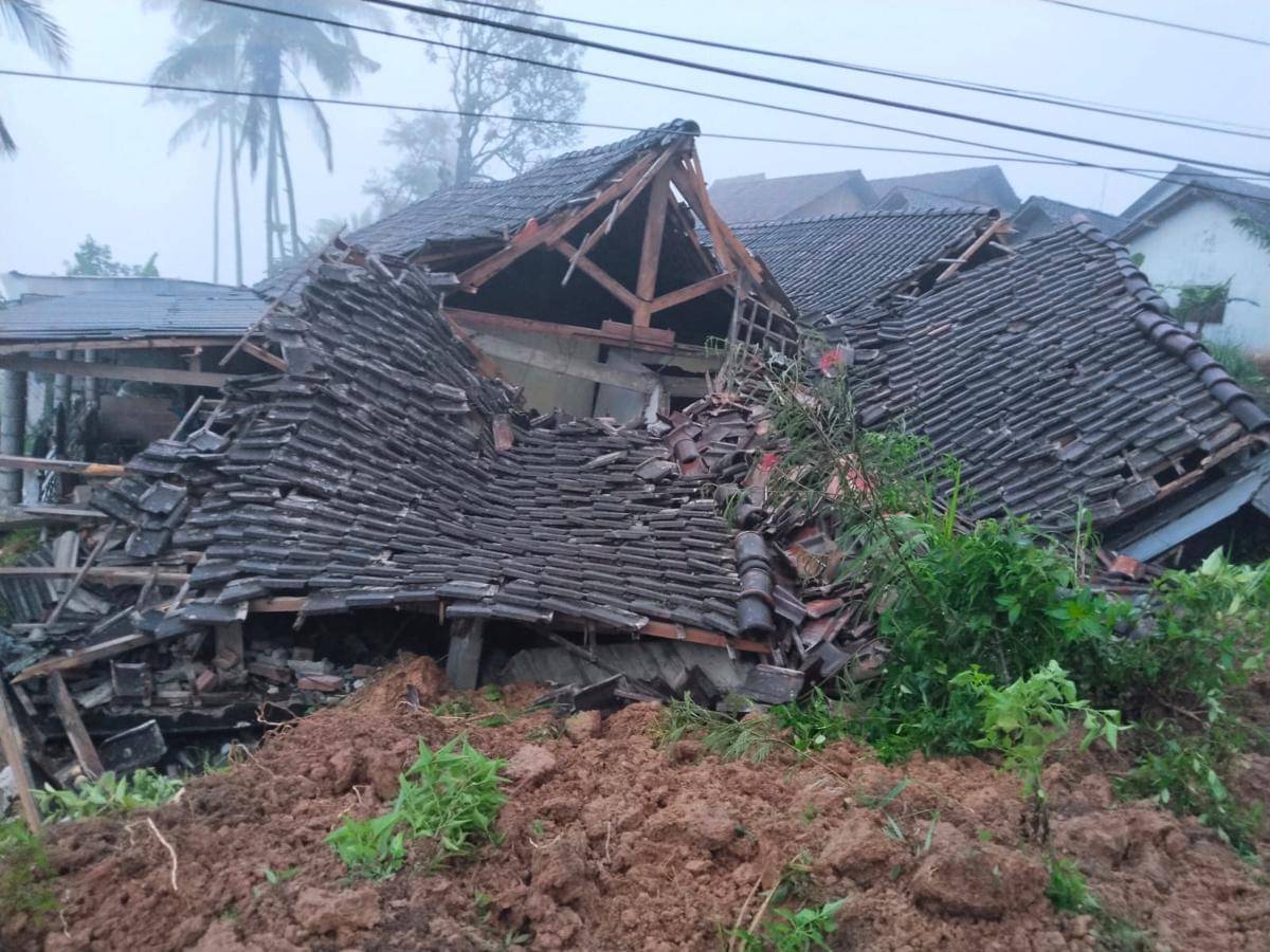 Tebing setinggir 10 meter panjang 20 meter runtuh dan langsung menghantam permukiman warga Wagir Pulung Ponorogo. IDN Times/Istimewa.