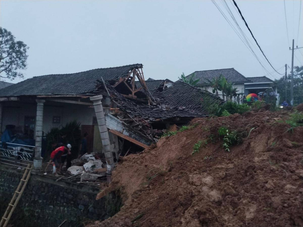 Tebing setinggir 10 meter panjang 20 meter runtuh dan langsung menghantam permukiman warga Wagir Pulung Ponorogo. IDN Times/Istimewa.