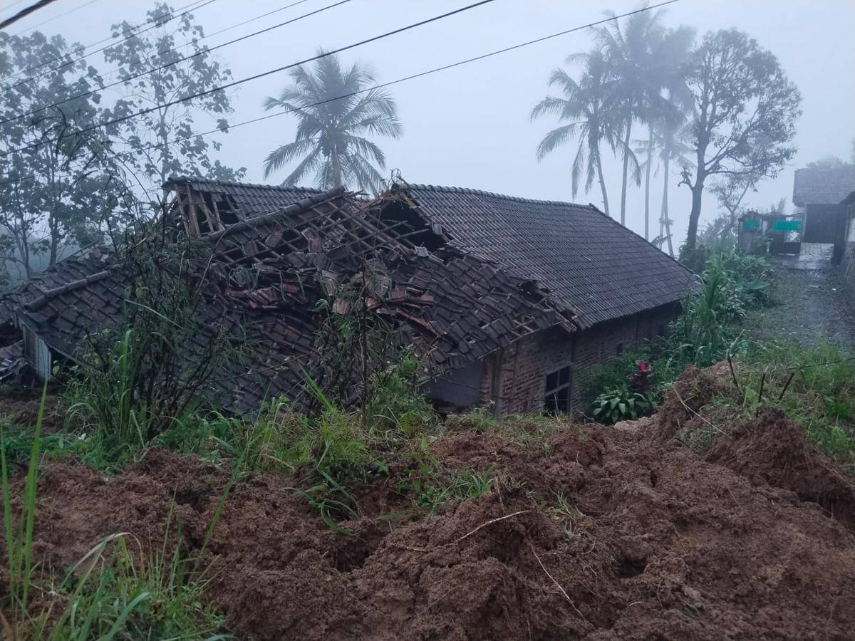 Tebing setinggir 10 meter panjang 20 meter runtuh dan langsung menghantam permukiman warga Wagir Pulung Ponorogo. IDN Times/Istimewa.